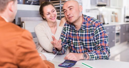 Importância de uma boa oratória para aumentar as vendas em lojas de móveis