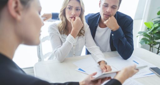 Como lidar com objeções de clientes e fechar mais vendas em lojas de móveis